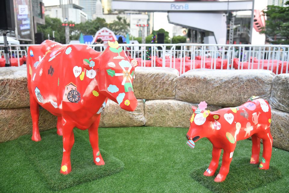 BNK48 เสิร์ฟแลนด์มาร์กความสุขแห่งใหม่ Milk Land COW PARATE อลังการพาเหรดวัวแดงกว่า 64ตัว!