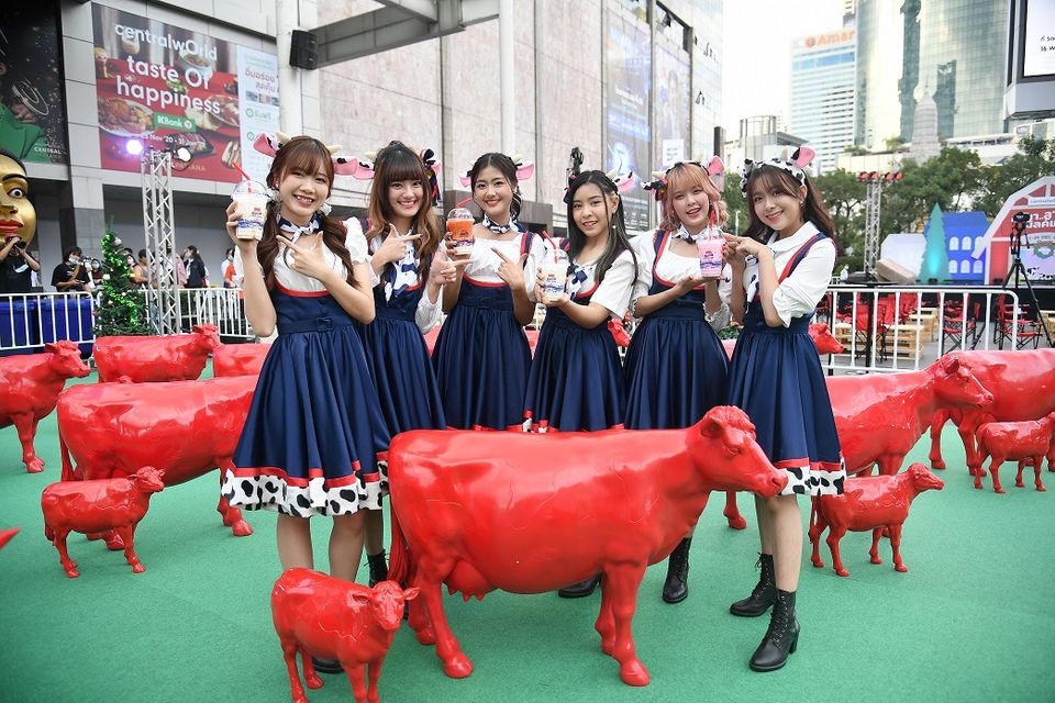 BNK48 เสิร์ฟแลนด์มาร์กความสุขแห่งใหม่ Milk Land COW PARATE อลังการพาเหรดวัวแดงกว่า 64ตัว!