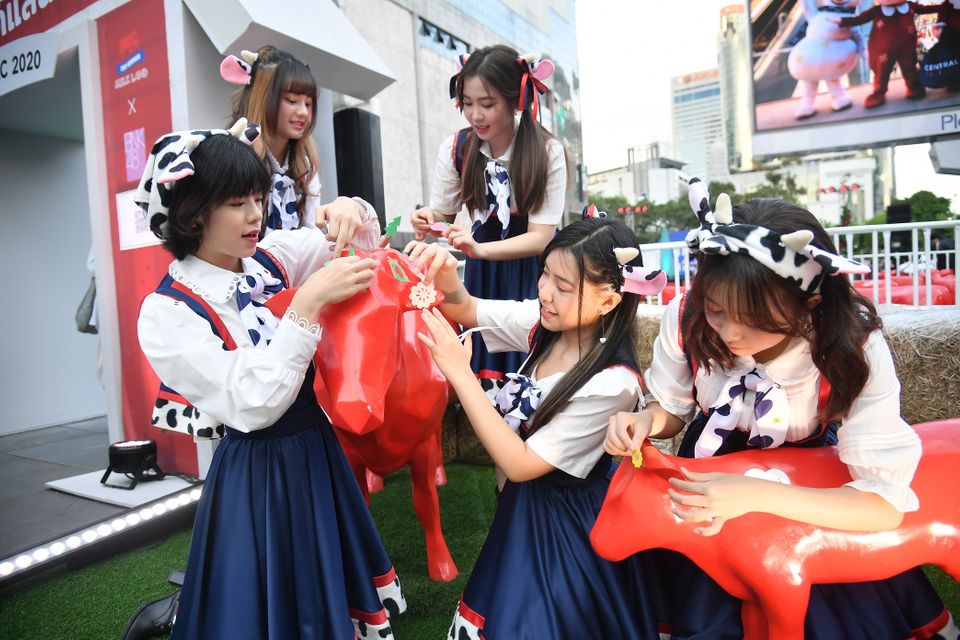 BNK48 เสิร์ฟแลนด์มาร์กความสุขแห่งใหม่ Milk Land COW PARATE อลังการพาเหรดวัวแดงกว่า 64ตัว!