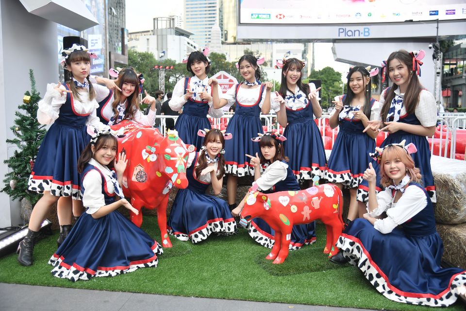 BNK48 เสิร์ฟแลนด์มาร์กความสุขแห่งใหม่ Milk Land COW PARATE อลังการพาเหรดวัวแดงกว่า 64ตัว!