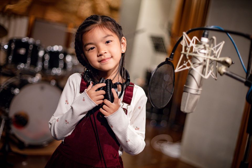 ออฟ-กัน ปลื้มใจ ถ่ายทอดเพลง ขอมือเธอหน่อย เวอร์ชั่นพิเศษแคมเปญ เดอะ บลู คาร์เพท โชว์ ฟอร์ ยูนิเซฟ