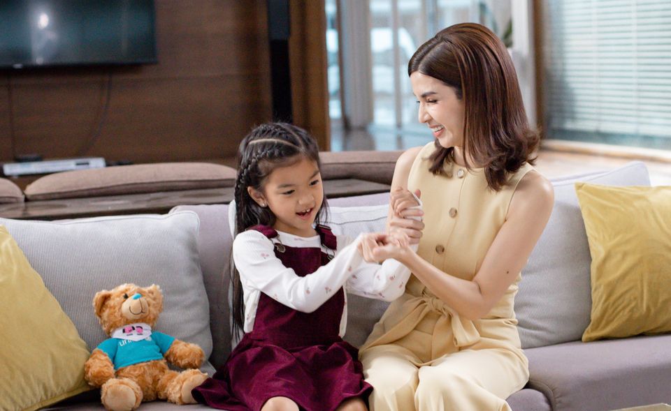 ออฟ-กัน ปลื้มใจ ถ่ายทอดเพลง ขอมือเธอหน่อย เวอร์ชั่นพิเศษแคมเปญ เดอะ บลู คาร์เพท โชว์ ฟอร์ ยูนิเซฟ