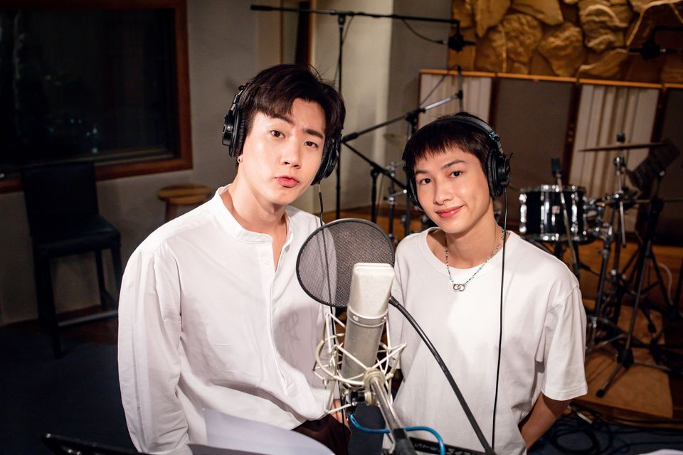 ออฟ-กัน ปลื้มใจ ถ่ายทอดเพลง ขอมือเธอหน่อย เวอร์ชั่นพิเศษแคมเปญ เดอะ บลู คาร์เพท โชว์ ฟอร์ ยูนิเซฟ