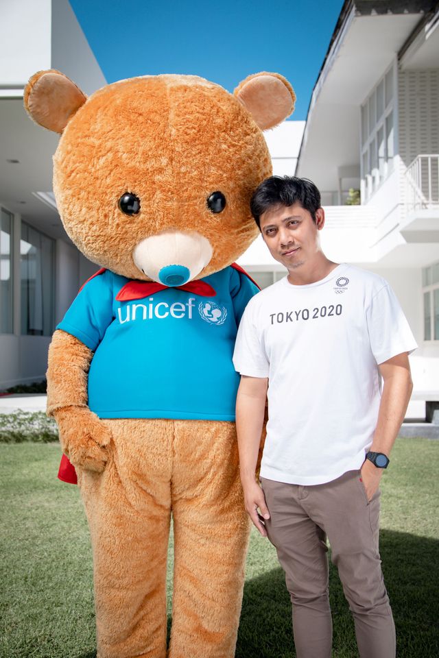 ออฟ-กัน ปลื้มใจ ถ่ายทอดเพลง ขอมือเธอหน่อย เวอร์ชั่นพิเศษแคมเปญ เดอะ บลู คาร์เพท โชว์ ฟอร์ ยูนิเซฟ