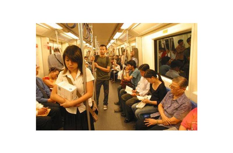 ทายใจทายนิสัย จากท่าจับราวรถไฟฟ้า